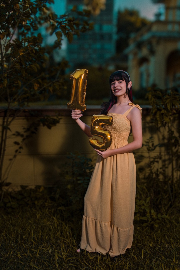 Ensaio fotográfico 15 anos debutante na praça do DMAE em Porto Alegre