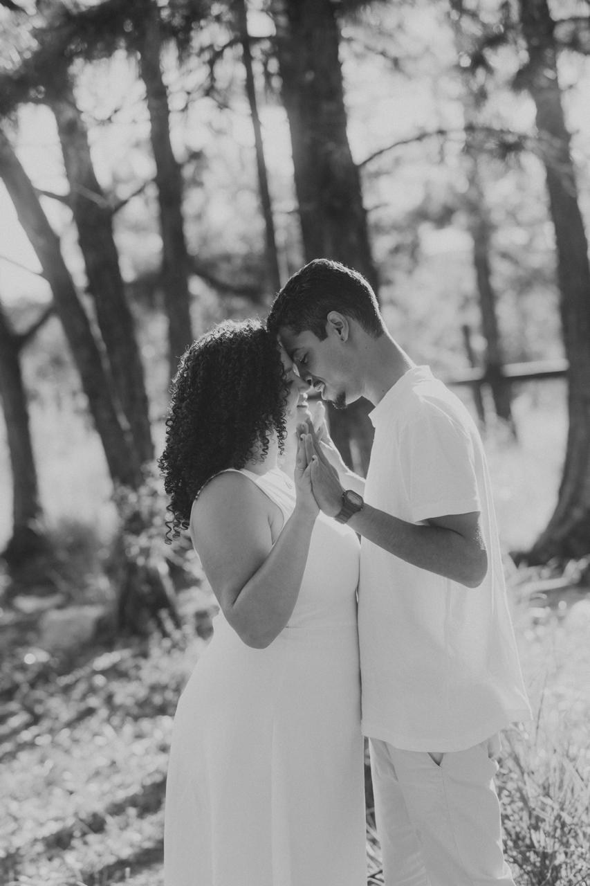 Fotografia preto e branco de casal durante casamento em Belo Horizonte.