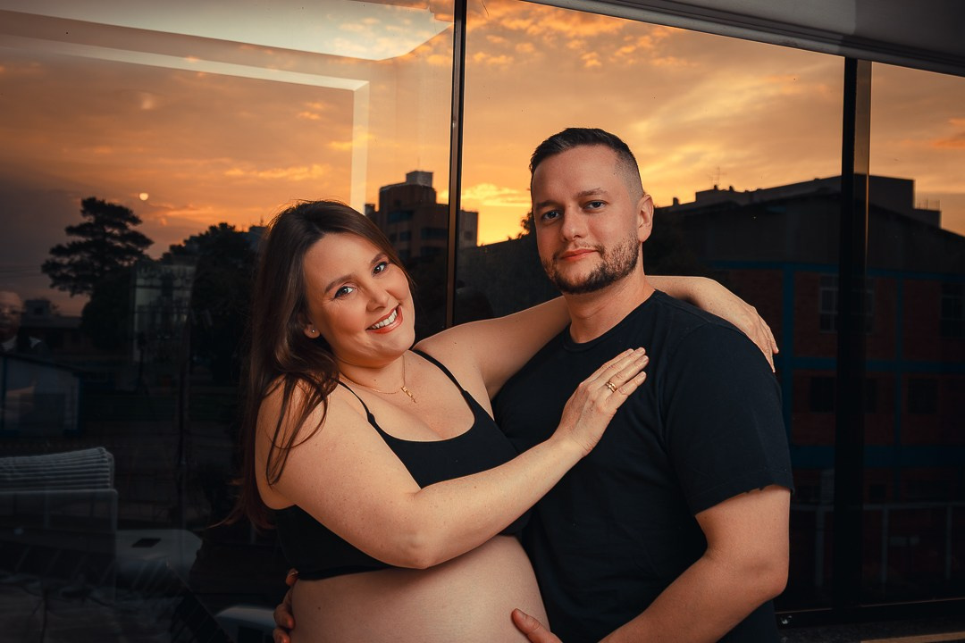 Ensaio fotográfico de gestante em estilo live style em home studio.