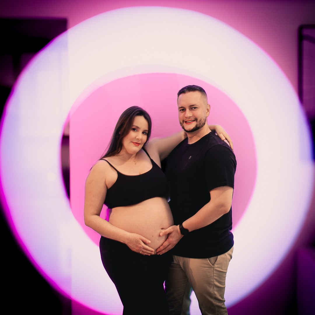 Ensaio fotográfico de gestante em estilo live style em home studio.